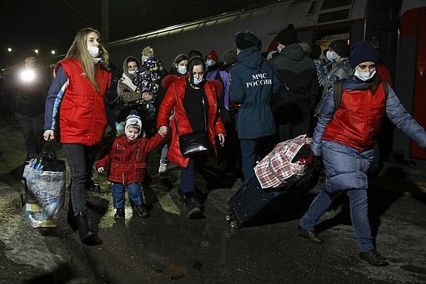 People in Ukraine leave their place of residence (Photo: AP)