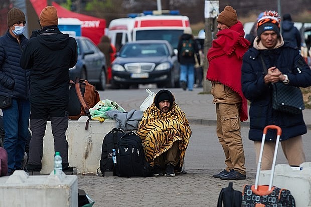 Refugees from Ukraine at the border area of ​​Medyka, Poland, February 28, 2022. (Photo: THX/VNA)