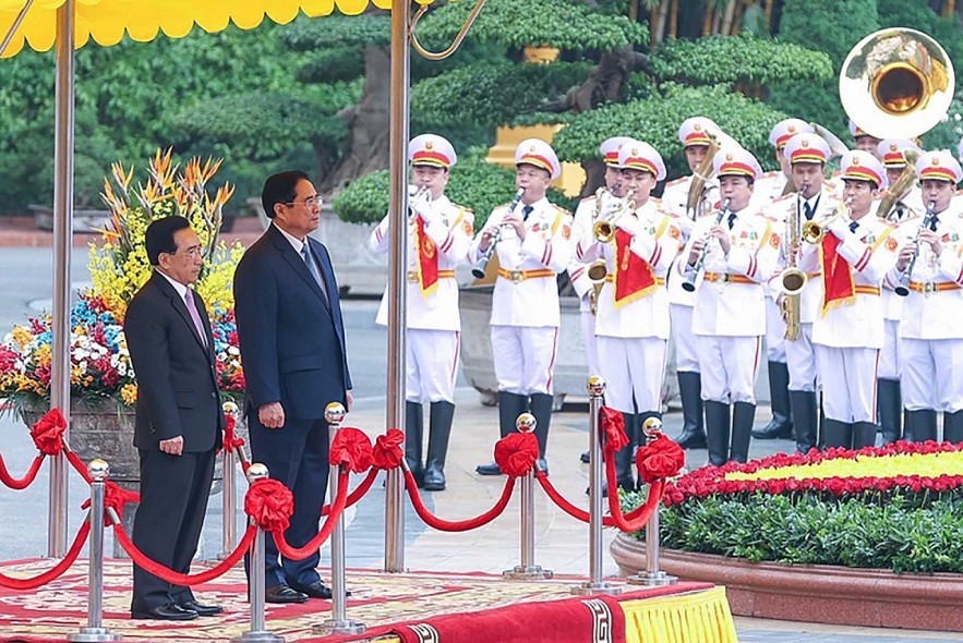 Prime Minister Pham Minh Chinh presided over a ceremony to welcome Lao Prime Minister Phankham Viphavanh for his official visit to Vietnam on January 8, 2022 at the Presidential Palace. (Source: VNA)