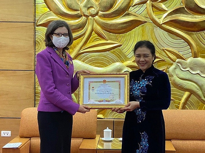 VUFO President Nguyen Phuong Nga presents the insignia to the Canadian Ambassador. (Photo: VUFO)