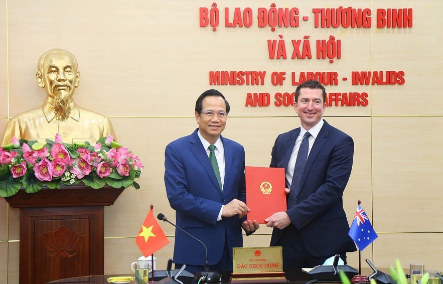 epresentatives from Vietnam's Ministry of Labour, Invalids and Social Affairs and the Australian Department of Foreign Affairs and Trade at the signing ceremony (Photo: VNA)