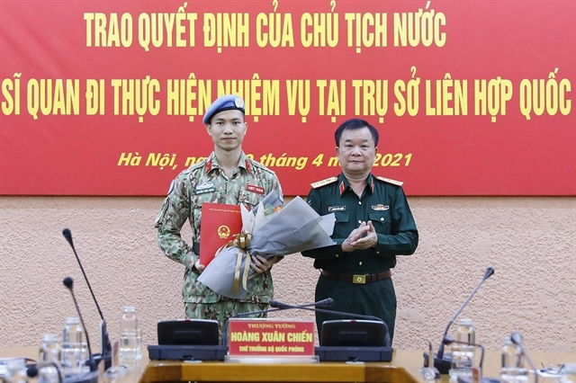 Major Nguyễn Phúc Đông (left) at Friday ceremony held to present the Vietnamese President's decision to send him to work at the UN headquarter in New York. — VNA/VNS Photo Dương Giang