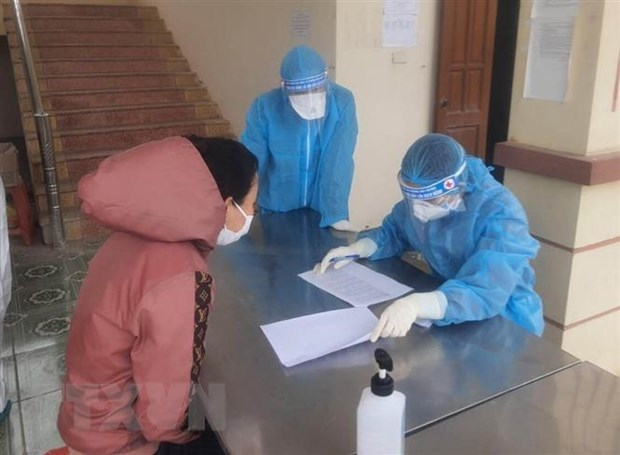 A Vietnamese returning from abroad fills out medical declaration at the Regiment 855 under the Military Command of Ninh Binh province. (Photo: VNA)