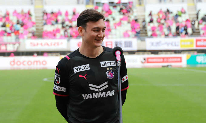 Vietnamese goalkeeper Van Lam introduced to Japanese club fans