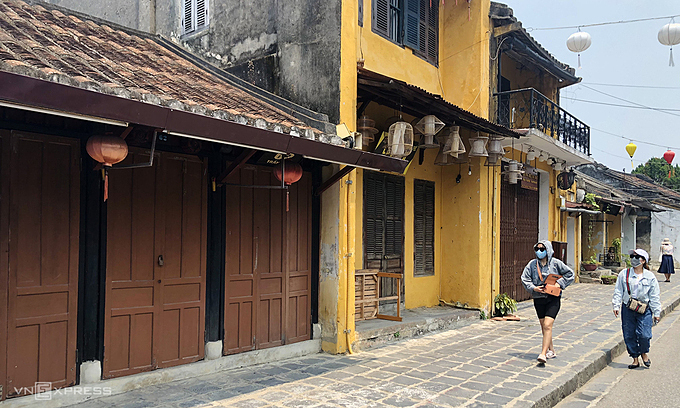 Shops remain closed on the once bustling Tran Phu Street in Hoi An Town, March 2021. Photo by VnExpress/Anh Tu.