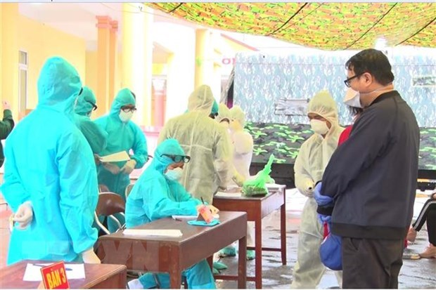 Procedures carried out for citizens to be admitted to a quarantine site (Photo: VNA)