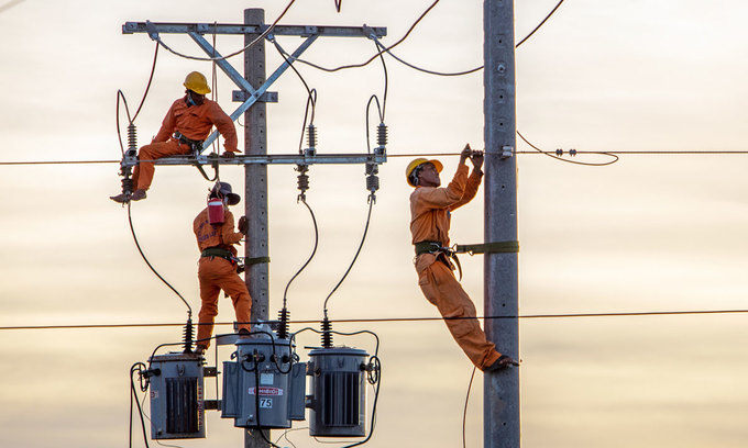 Workers fix electric cables in Bac Lieu Province, southern Vietnam, May 9, 2020. Photo by VnExpress/Nguyet Nhi.