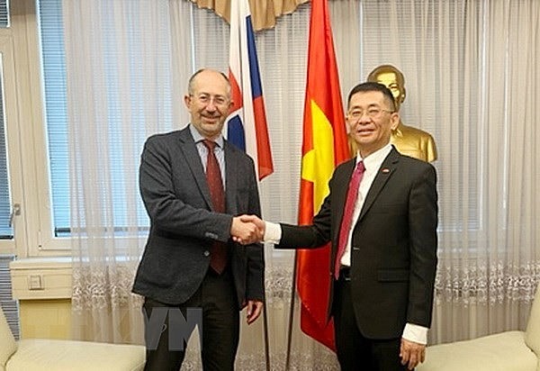 Vietnamese Ambassador to Slovakia Nguyen Tuan (R) and Chairman of the Slovak National Council's Economic Affairs Committee Peter Kremsky (Photo: VNA)