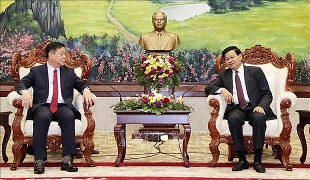 General Secretary of the Lao People’s Revolutionary Party (LPRP) and President of Laos Thongloun Sisoulith (left) receives head of the CPV Central Committee’s Commission for Information and Education Nguyen Trong Nghia in Vientiane on April 25. (Photo: VNA)