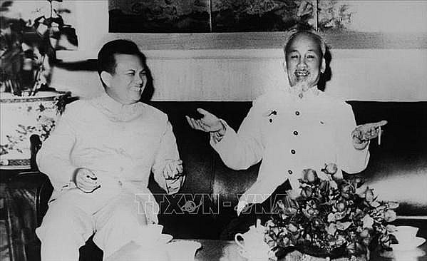 President Ho Chi Minh (R) receives head of the LPRP delegation Kaysone Phomvihane (File photo: VNA)