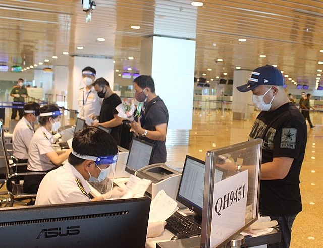 Internaitonal tourists have documents checked at Cam Ranh Airport in south central Khánh Hòa Province. All arrivals in Việt Nam will not have to make health declarations from April 27. — VNA/VNS Photo 