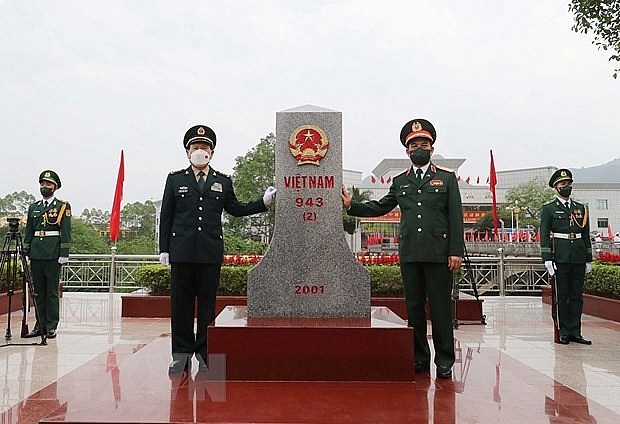 Defence Minister Gen. Phan Van Giang (R) and his Chinese counterpart Sen. Lieut. Gen. Wei Fenghe at Milestone No. 943 (Photo: VNA)