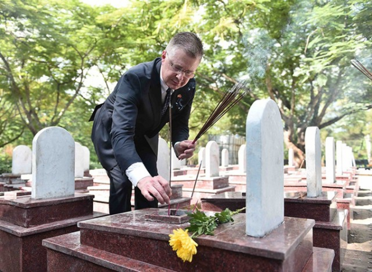 US Ambassador to Vietnam Daniel Kritenbrink offers incense on a soldier's grave at Truong Son National Martyrs Cemetery. (Photo: US Embassy)