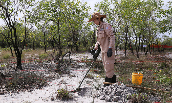 A member of the Mines Advisory Group (MAG) detects unexploded ordnances in Quang Tri Province, October 2019. Photo by VnExpress