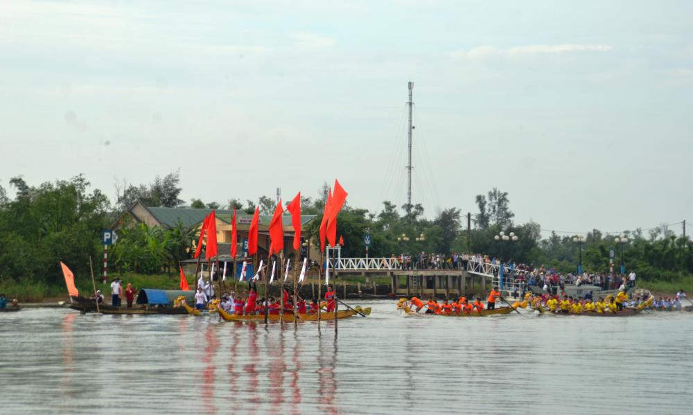 Flag-raising ceremony held in Quang Tri to mark Reunification Day