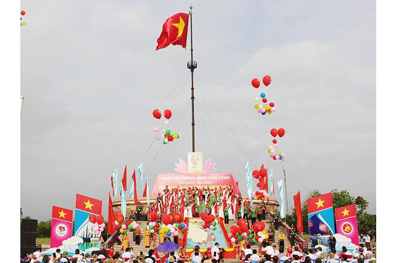 Flag-raising ceremony held in Quang Tri to mark Reunification Day