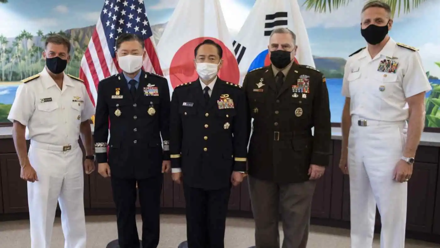 The joint chiefs of staff of South Korea, Japan, and the U.S., center left to right, addressed North Korea in their meeting in Hawaii. (Photo courtesy of Japan's Ministry of Defense)