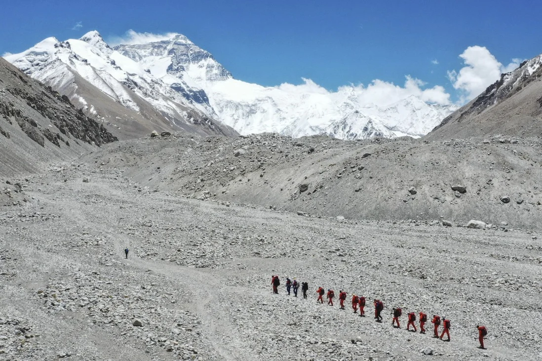 Guides aim to prevent climbers ascending Mount Everest from the Chinese side from mingling at the summit with those on the Nepalese side. Photo: Xinhua