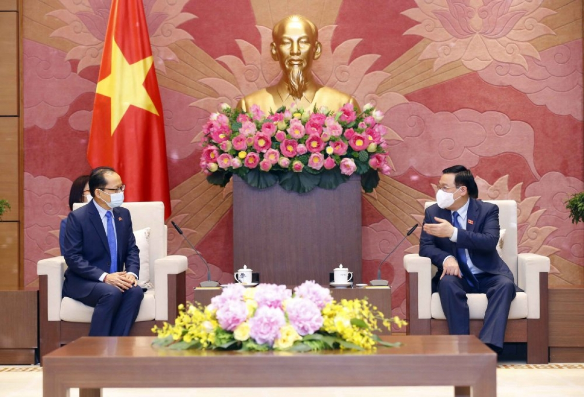 National Assembly Chairman Vuong Dinh Hue (R) hosts a reception for outgoing Cambodian Ambassador Chay Navuth (L) in Hanoi on May 14.