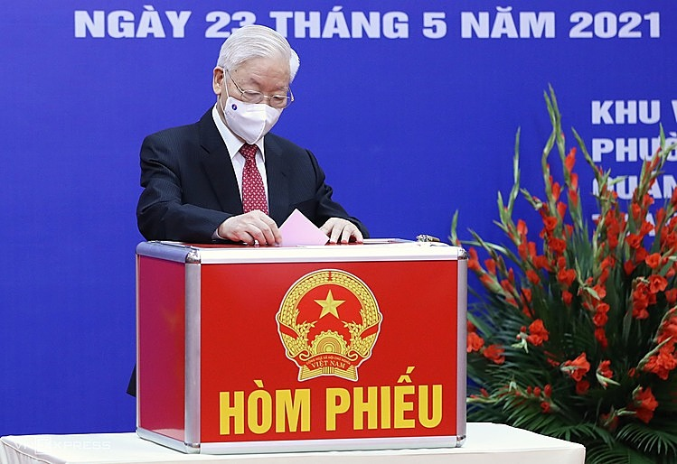 Party chief Nguyen Phu Trong casts his votes into a ballot box at a polling station in Nguyen Du Ward, Hai Ba Trung District. Over 5.4 million voters in the capital would cast their votes in over 4,800 polling stations in 30 districts and communes.