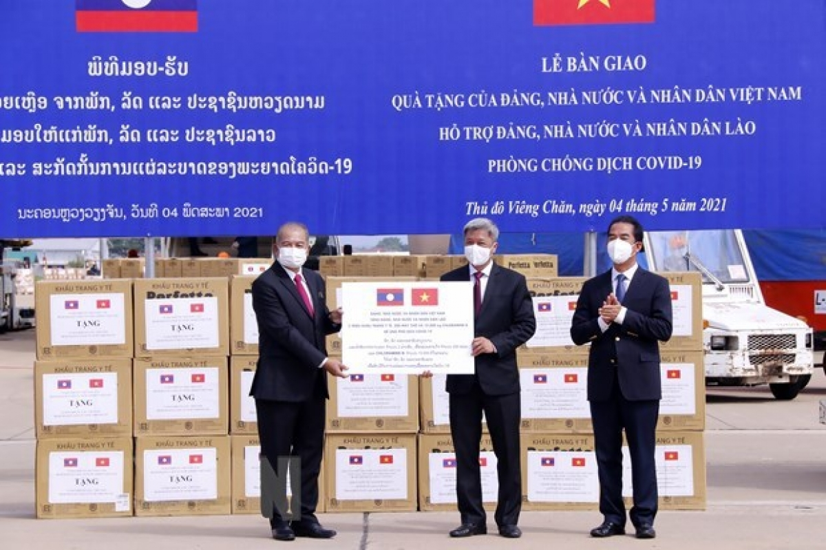 At the ceremony to hand over Vietnam's financial aid and medical supplies to Laos (Photo: VNA)