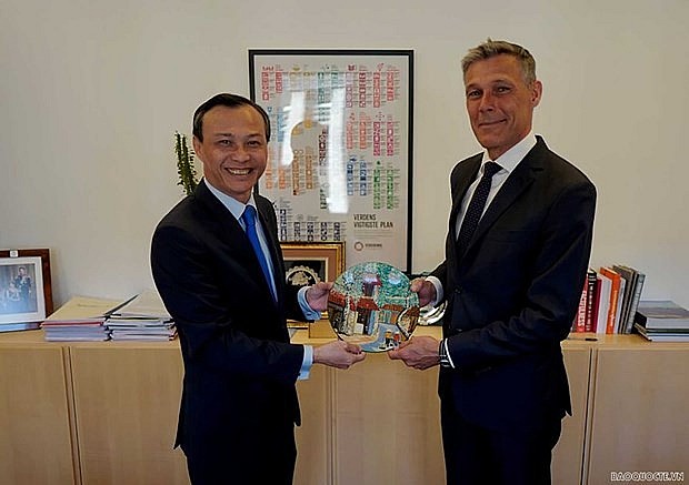Vietnamese Ambassador Luong Thanh Nghi (L) meets with State Secretary for Trade and Global Sustainability of the Danish Ministry of Foreign Affairs Steen Hommel. (Photo: baoquocte.vn)