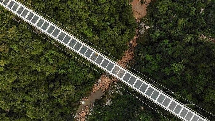 Located in Muong Sang commune, Moc Chau district, Son La province, Bach Long is Vietnam’s third glass bridge.