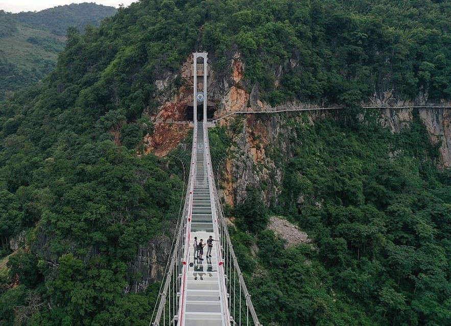 The Bach Long pedestrian bridge – whose name translates to “white dragon” — is 632m long — and is 150m above a huge jungle.