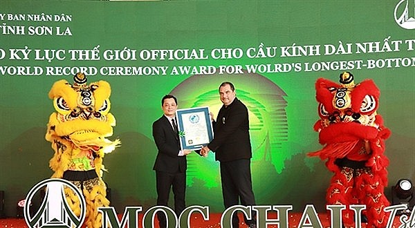 A representative from 26 Moc Chau Tourism JSC (L), the investor of Bach Long (White Dragon) glass bridge, on May 28 received a certificate from Guinness World Records