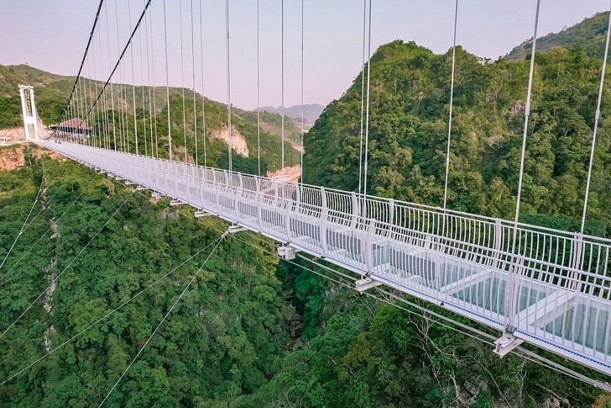 Bach Long bridge has 3 layers of 40mm thick glass. If a glass is broken, it is still capable of withstanding a force of 5 tons.