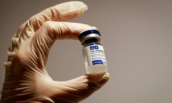 A medical specialist holds a vial of the Sputnik V vaccine against the coronavirus in a department store in Moscow, Russia, January 18, 2021. Photo by Reuters.