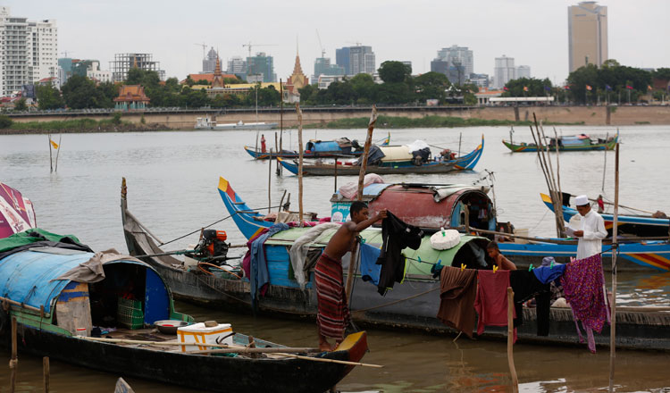 Phnom Penh City Hall set a one-week deadline for people who live in floating houses along the Mekong and Tonle Sap Rivers to move out. KT/Siv Channa