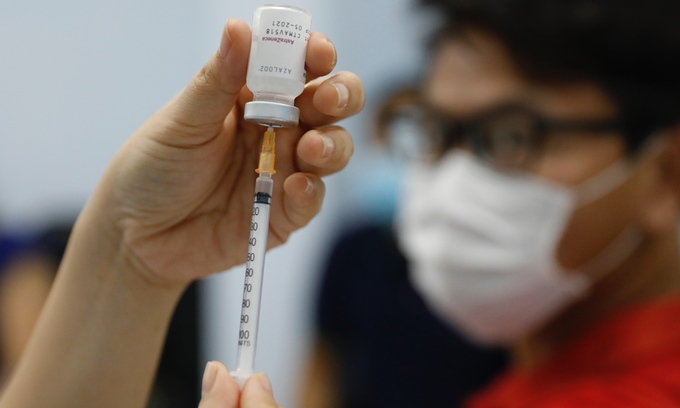 A medical worker extracts the AstraZeneca Covid-19 vaccine from a vial for inoculation in HCMC, May 11, 2021. Photo by VnExpress