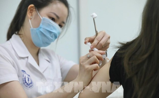 A medical worker gives a shot of Nano Covax to a volunteer in the third-phase trials at the Hanoi-based Vietnam Military Medical University (Photo: VNA)