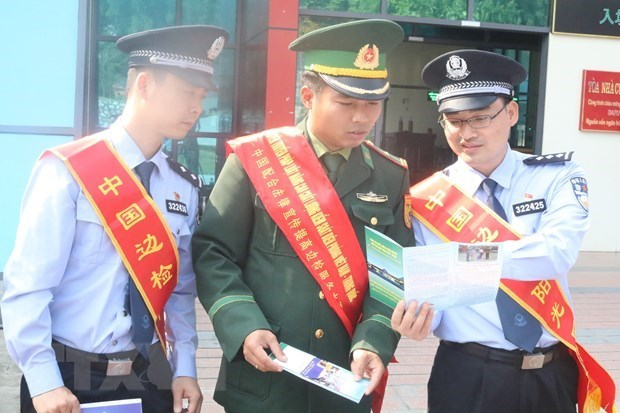Vietnamese and Chinese border guards (Photo: VNA)