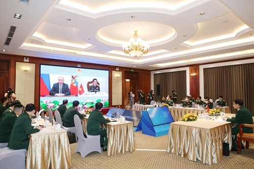 Vietnamese delegates watch the congratulatory video message of Russian President Vladimir Putin sent to the conference.