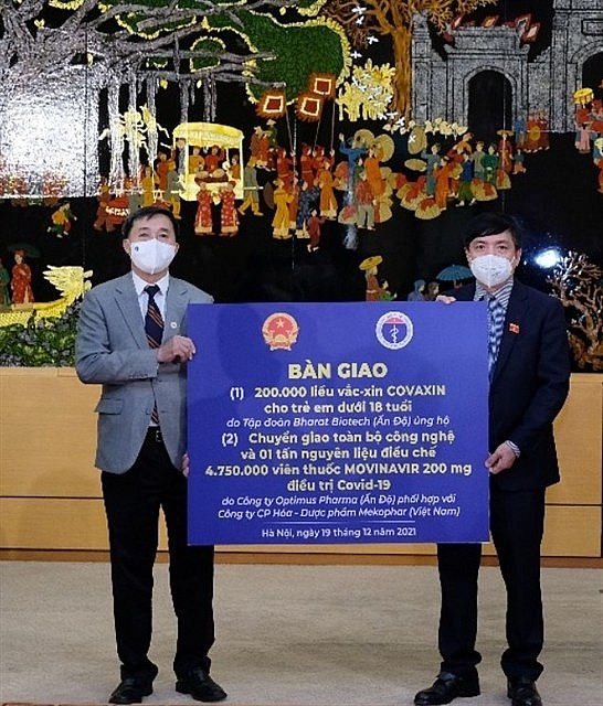 On behalf of the Ministry of Health, Deputy Minister Trần Văn Thuấn receives the vaccine and the medical materials donated by India. — Photo from the Ministry of Health