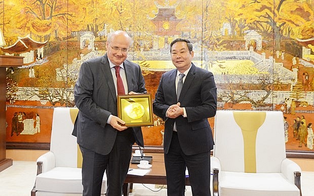 Vice Chairman of the Hanoi People’s Committee Le Hong Son (right) presents a souvenir to Austrian Ambassador to Vietnam Hans-Peter Glanzer on April 8. (Photo: hanoimoi.com.vn)