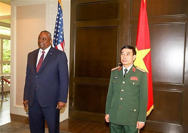 Defence Minister Gen. Phan Van Giang (R) and US Secretary of Defence Lloyd Austin (Photo: VNA) 