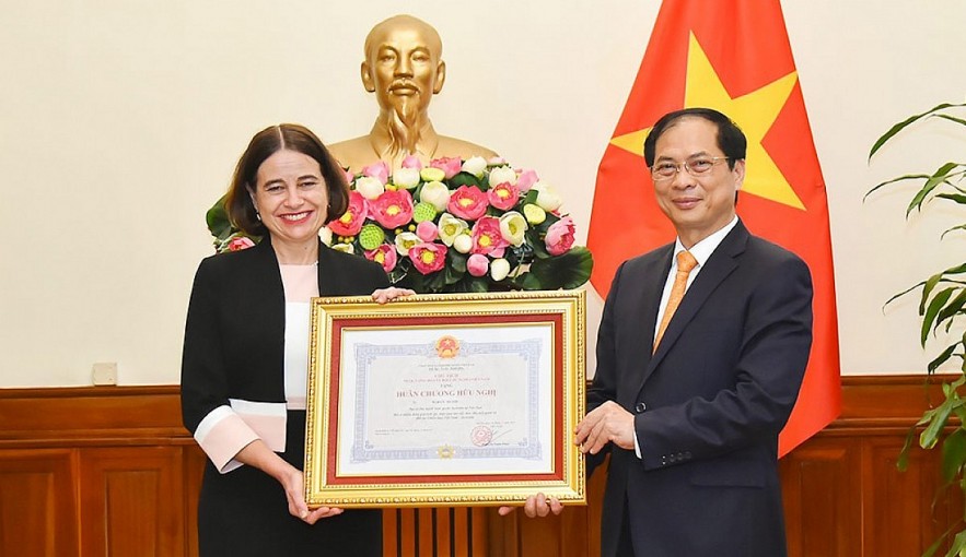 Foreign Minister Bui Thanh Son (R) presents Vietnam's Friendship Order to Ambassador Robyn Mudie in Hanoi on June 10. (Photo: baoquocte.vn).