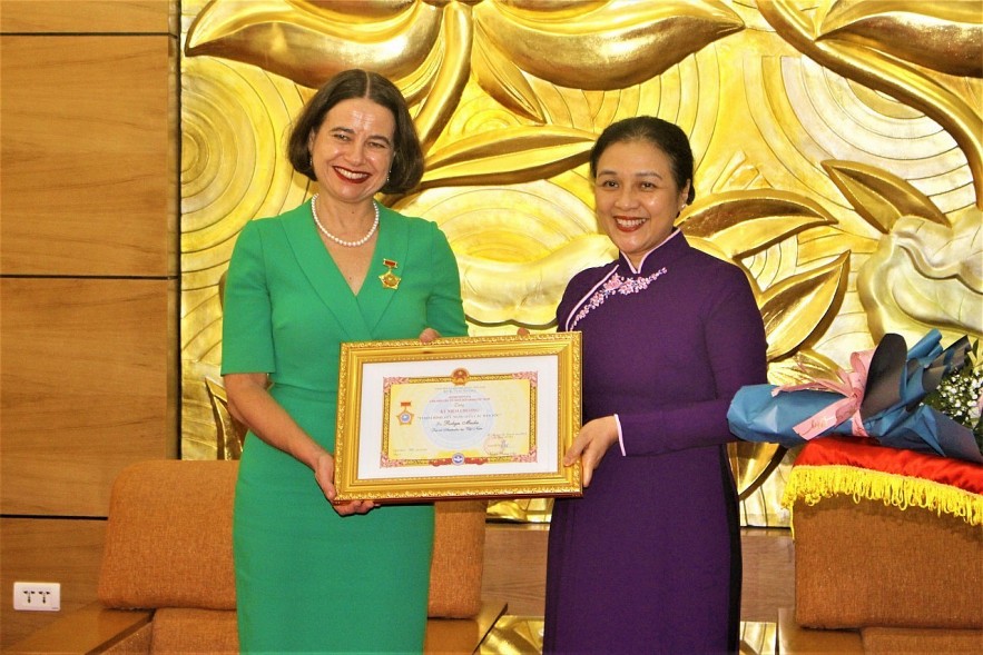 VUFO President Ambassador Nguyen Phuong Nga (R) presents the “For peace and friendship among nations” insignia to outgoing Australian Ambassador to Vietnam Robyn Mudie. Photo: VNT