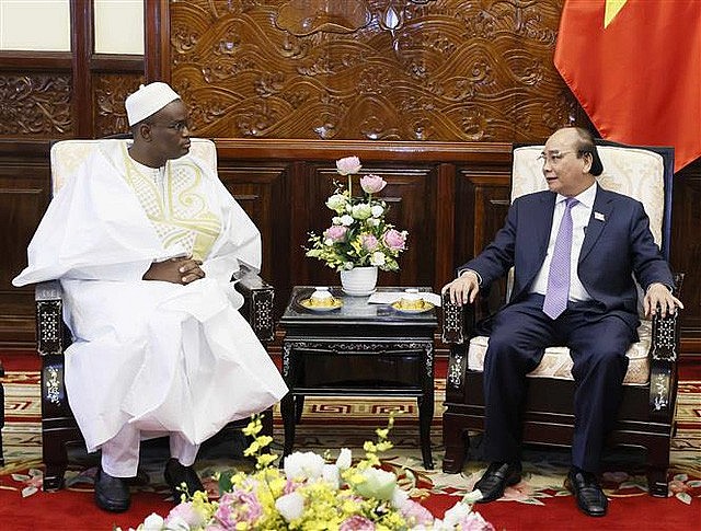 President Nguyen Xuan Phuc (right) and Senegalese Ambassador Abdoulaye Barro. (Photo: VNA)