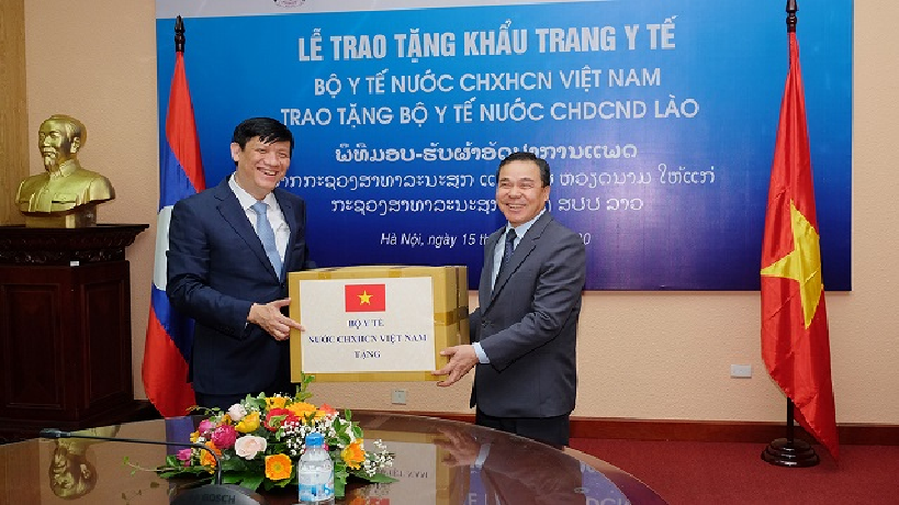 Vietnam gifts Laos 200,000 face masks to aid COVID-19 fight
