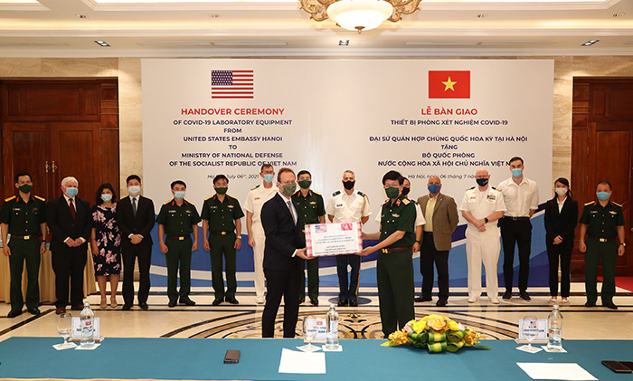 US Chargé d'Affaires Christopher Klein (left) and Maj. Gen. Nguyen Xuan Kien, head of the Military Medical Department under the General Department of Logistics, at the handover ceremony. Photo: qdnd.vn