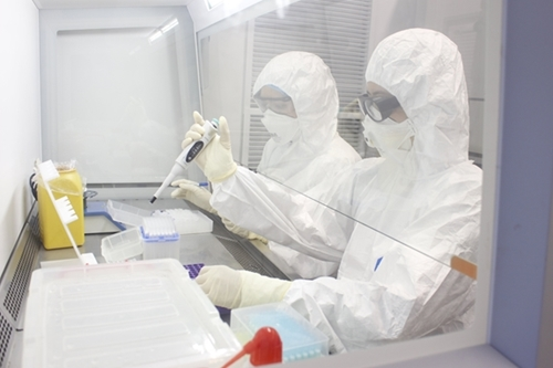 The Vietnam-Russia Tropical Center's personnel testing samples on the container lab