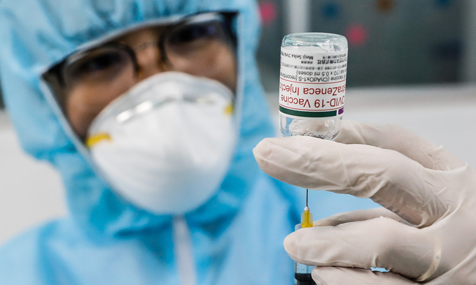 A medical worker prepares a Covid-19 vaccine shot in HCMC, June 21, 2021. Photo by VnExpress/Huu Khoa.