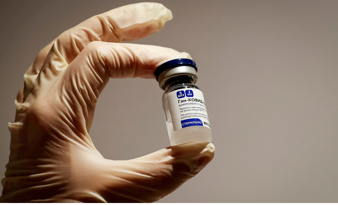 A medical specialist holds a vial of the Sputnik V vaccine against the coronavirus in a department store in Moscow, Russia, January 18, 2021. Photo by Reuters.