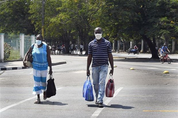 People wear face masks in Havana, Cuba (Photo: Xinhua/VNA)