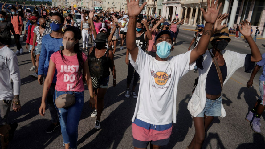 People shout slogans against the government during a protest against and in support of the government, amidst the coronavirus disease (COVID-19) outbreak, in Havana, Cuba July 11, 2021. Photo: REUTERS