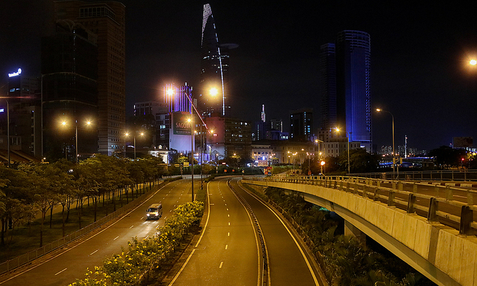 A lone ambulance vehicle on Vo Van Kiet Boulevard in downtown HCMC, July 26, 2021. Photo by VnExpress